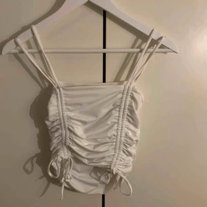  - En gullig tröja från Chiquelle. Man kan spänna in och ut tröjan med snöret där fram på tröjan. Aldrig använt typ. +frakt