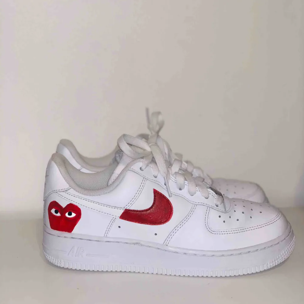 Jag säljer handmålade sneakers, i synnerhet nike air force 1. Kolla in min profil på Instagram chm_sneakers för mer skor och för order!  Målar även på beställning om någon design önskas. . Skor.