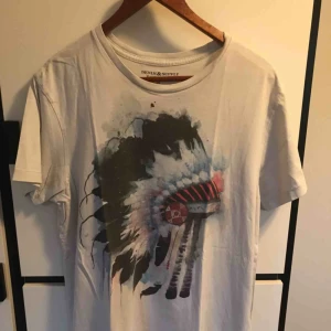  - T-shirt från Ralph Lauren denim and supply. Handdesignat motiv. Någorlunda lös passform men sitter ändå bra på mig (187cm/ 70kg)