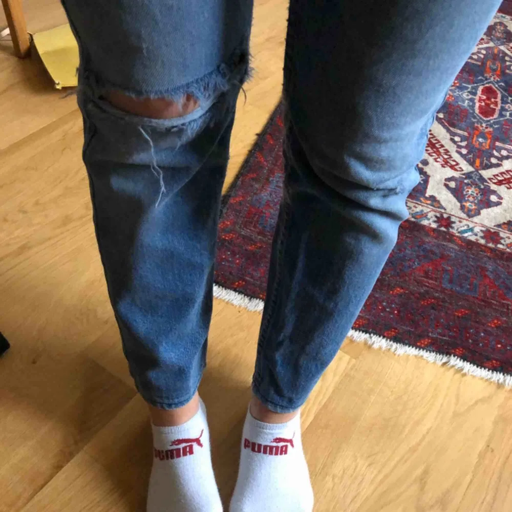 Levis jeans, lite slitna i grenen, men inga hål!  Står ingen storlek men som en XS!  Finns i Falun, men kan också skickas😊🥰🤩. Jeans & Byxor.