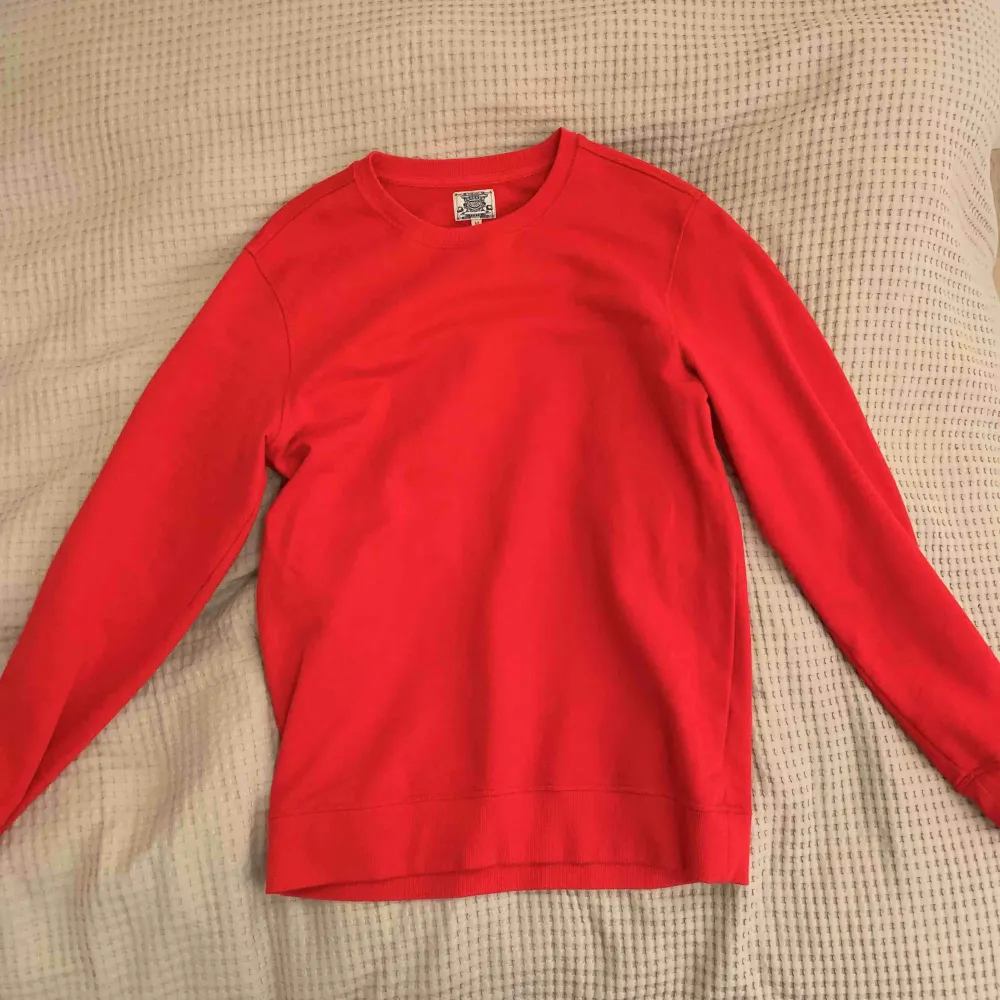 Röd sweatshirt från Crocker Jeans. Använd 2 ggr så i toppskick.. Hoodies.