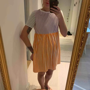  - Flerfärgad randig klänning. Oanvänd 