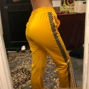  - Checkered joggers från Junkyard ✨ Storlek M, använda ett fåtal gånger men har några mindre fläckar vid resoren fram! Kanske går att få bort, inte försökt 🌼