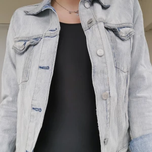  - Skitsnygg jeans jacka från weekday. Använd och älskad men i perfekt skick. Storlek S men stor i storlek, skulle snarare säga att den sitter som en M. Köparen betalar för frakten 🌠