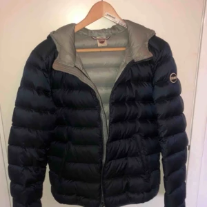  - En Colmar jacka i nyskick, säljer pga att den inte kommer till användning. Inga skador på jackan. Nypris 5000kr, säljer för 2500kr