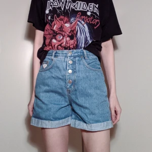  - Vintage högmidjade jeansshorts 🦋 tror det är barnstorlek men passar storlek S (midjemått 67 cm)  Går att vika upp dem mer om man vill ha dem kortare.  