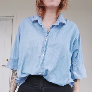  - Helt underbar skjorta från Cheap Monday. Ärmarna är vida och halv-trekvarts långa. I jättefint skick! Köparen står för frakten ⚡