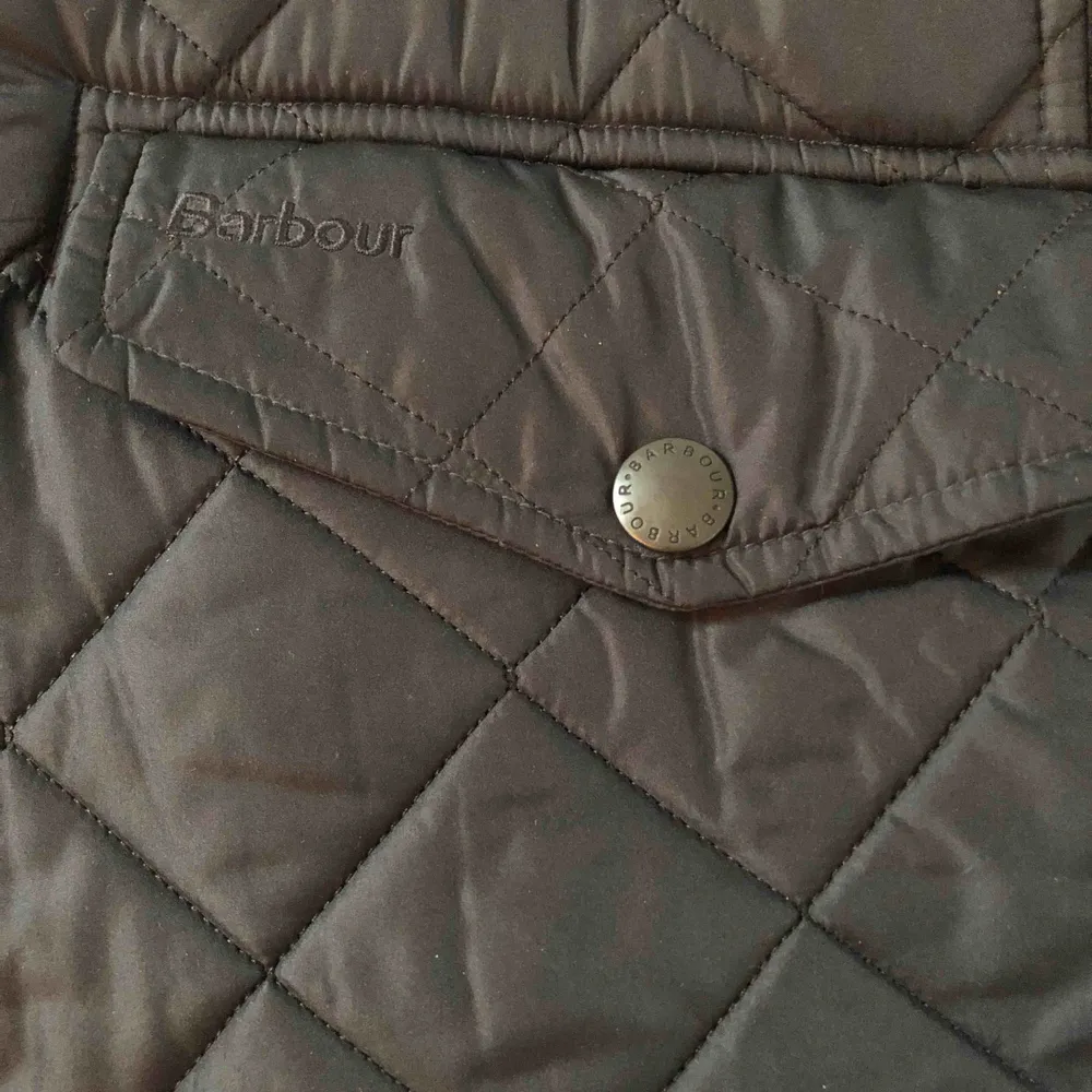 Oanvänd quiltad mörkblå Barbour jacka i storlek S. Innerfoder i fleece. Rak modell och därför stor i storleken, passar den som vanligtvis bär storlek M. Aldrig använd, perfekt skick. Jackor.