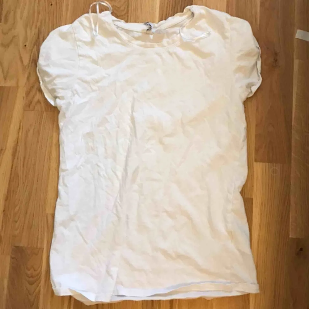 En vit t-shirt från H&M . T-shirts.