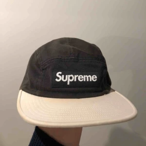  - Supreme keps.  Använd en del men köpt i somras så inte gammal.  One size, passar både mig och tjejen. Nypris i butik ca: 789kr 
