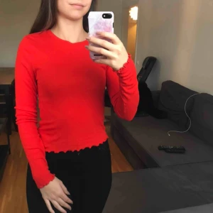  - Jättefin röd tröja. Storlek XS men stretchig i materialet så passar även S. En liten frakt tillkommer❣️