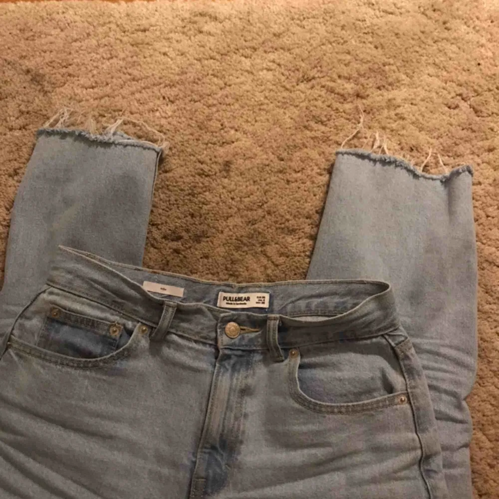 250 INKL FRAKT Ljusblåa momjeans från Pull&Bear. Tyvärr för stora för mig som vanligtvis har XS så måste köpa nya. Passar S/M (36/38), slitningar längst ner 🥰. Jeans & Byxor.