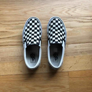  - Checkerboard platform vans i storlek 38. Använda men gott skick.