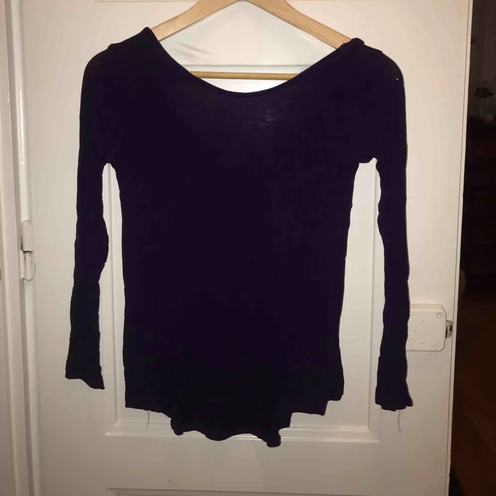 En lila tröja från Zara i storlek S, men passar kanske mer en XS. Blusar.