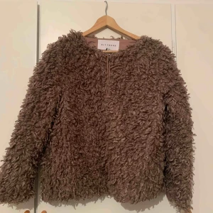  - Helt oanvänd teddyjacka från NLY TREND. Fickor och knäppes med dragkedja 