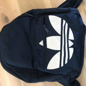 - Bra skick! Adidasryggsäck marinblå. Skickar ej men möter gärna upp i Älvsjö/telefonplan/hornstull