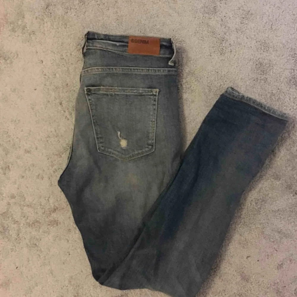 Skinny high waist jeans med ”slitningar”. Står storleken 30/32 i dem man passar mig perfekt som har 36/38. Priset inkluderar frakt, annars kan de hämtas i Strängnäs.. Jeans & Byxor.