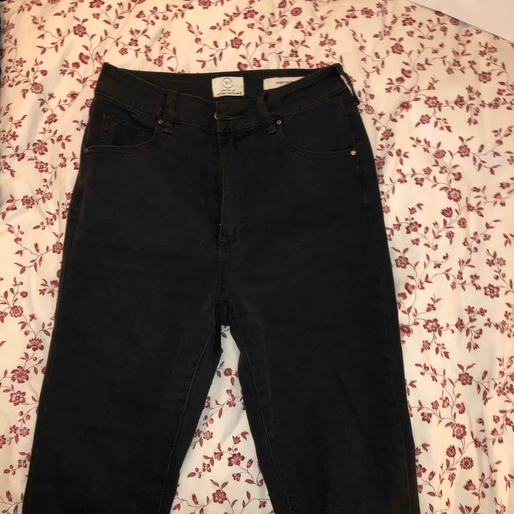 Ett par svarta tajta jeans med en slitning på vänster knä. Sitter jättefint men säljs pågrund utav dålig användning.. Jeans & Byxor.