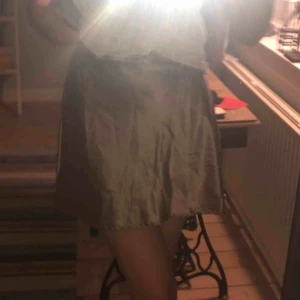  - Superfin siden kjol från Chiquelle. 🥰 Aldrig använd. Jag är 168 cm. Ny pris 400kr