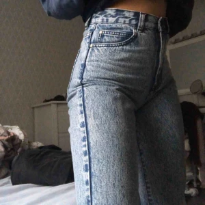  - Säljes pga använder knappast. Köpta på Carlings för 500 kr. !högmidjade! Använda några gånger. Mom-fit typ, tighta vid midjan och pösiga på benen. Möts upp i Örebro (ibland stockholm, beror på när jag är där) annars står köparen för frakt!💕💕💕