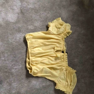  - Off shoulder blus från hm. Köpt för 149kr eller 129kr andvänd endast en gång