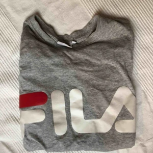  - Snygg långärmad t-shirt från Fila. Använd men inte sliten. Storlek XS men passar även S. Orginalpris: 400 kr