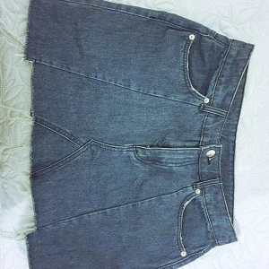 H&M jeans kjol - Jeanskjol storlek 38, använt 2-3 gånger. Normal priset är 299kr sälja den för 50kr.  Frakt 60kr