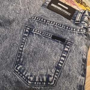  - Säljer ett par jätte snygga jeans ifrån dr denim som tyvärr inte passar utan dom är jätte lite stora. Aldrig använda av mig så alltså är dom i bra kvalité. Köparen står för frakten 💕