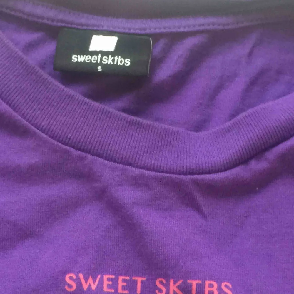 Cool lila sweet sktbs T-shirt i bra skick! Köpt ifrån junkyard. . T-shirts.