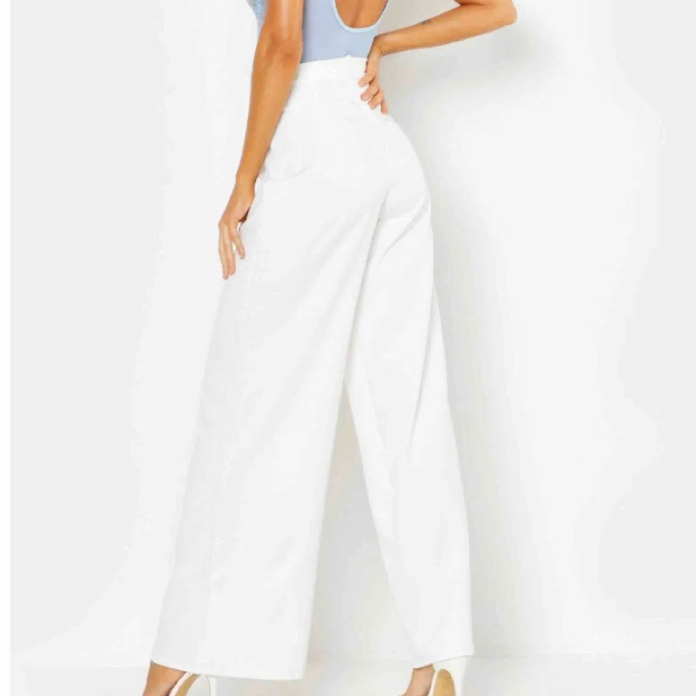 Superfina vida vita kostymbyxor. Helt nya, säljer pga har flera i olika färger och behöver egentligen inte så många. Frakt tillkommer. Jeans & Byxor.