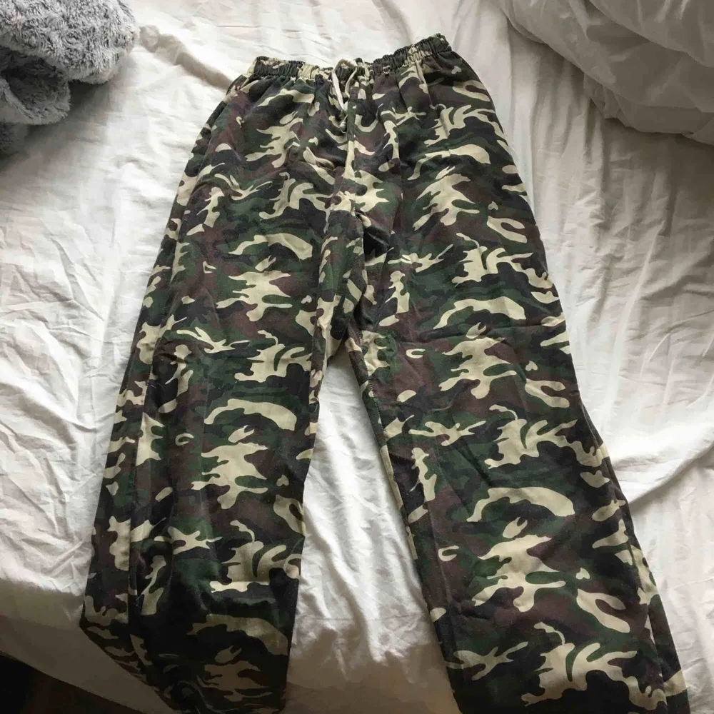 Snygga cargopants med camoflage! Köparen står för frakt. Jeans & Byxor.