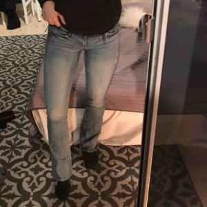  - Mina favoritjeans har tyvärr blivit för små. Super sköna och passar till allt. Jag är 164. Små fabriksgjorda slitningar på låret och över knät. Skriv för fler bilder