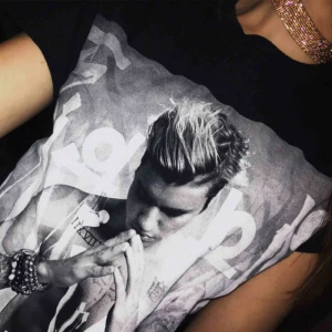  - Skitsnygg T-shirt köpt under min tid som belieber.. Köpt för 500kr eftersom det är en tröja från den officiella Purpose Tour kollektionen. Strl XS/S.