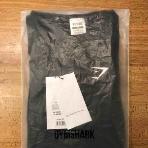  - VITAL LONG SLEEVE CROP TOP från Gymshark. Säljes pga fel storlek, fortfarande prislapp på och i förpackning, ej provad.  Kan mötas upp i Trollhättan eller Göteborg/centralen. Skickas annars mot fraktkostnad.  Nypris 450kr