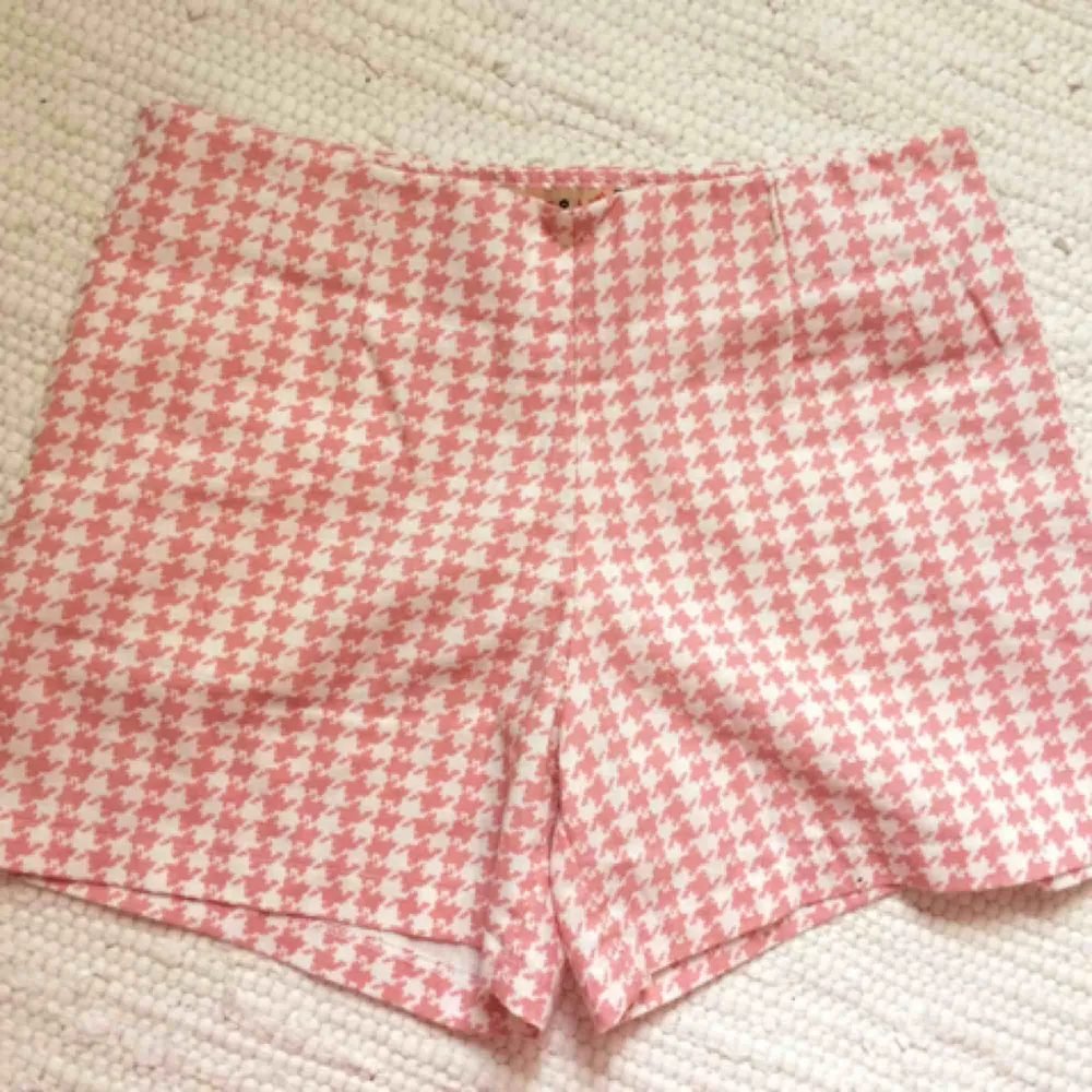 Utsvängda rosa shorts, aldrig använda. Har en dragkedja på sidan och även en ficka. Frakt ingår. Shorts.