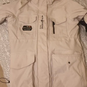  - Säljer en väldigt fin och bra skick vinter jacka värd 7999kr i bra skick knappt använd    