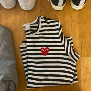  - M i damstorlek så snarare S  Jättejättefint skick, skriv för fler bilder och passform (jag är nämligen jävligt lat, puss)