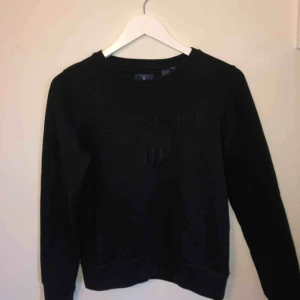  - Tröja ifrån Gant, sparsamt använd så väldigt fint skick. Frakt tillkommer! 