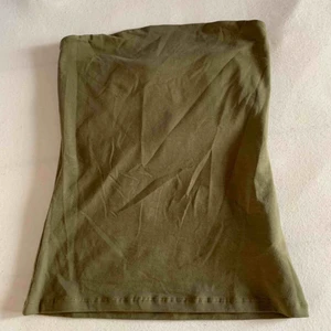  - Tube top. Sitter som S. Knappt använd. Möter helst upp i Norrköping. Vet inte frakten just nu men kan ta reda på det om någon vill få den fraktad. Frakten ingår inte i priset isåfall.