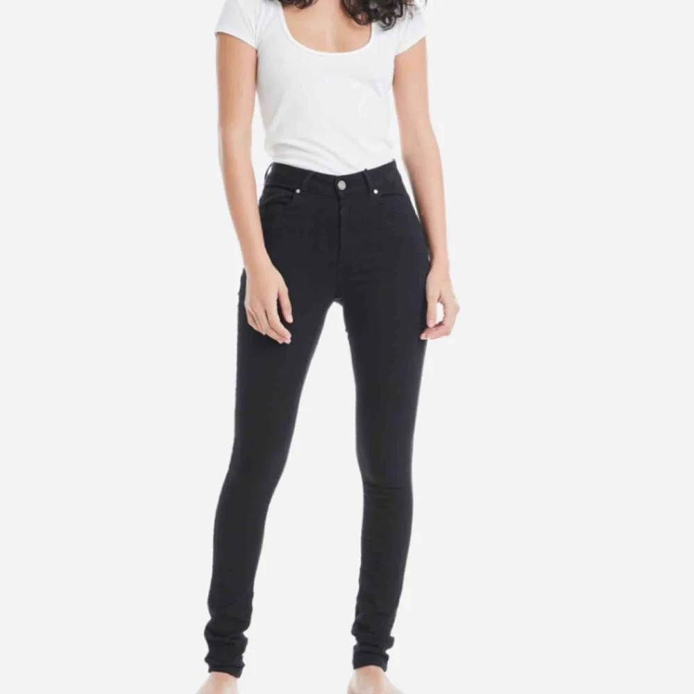 Säljer dessa svarta stretchiga jeans! De är i jättebra skick och har en grym passform pga dess stretch. Nypris: 500/600kr Storlek M, i längden 32 Du står för frakten 💕. Jeans & Byxor.