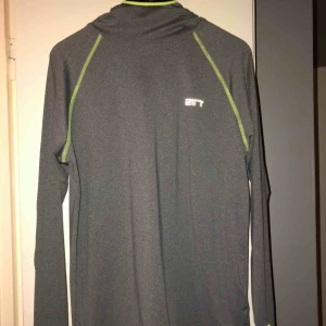  - Fin träningströja med luva och hög hals. Gjord av ett material som andas, finns hål för tummarna. Knappt använd. Köparen står för frakten.
