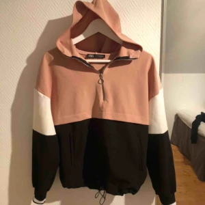  - Huvtröja från Zara, som tyvärr aldrig kommit till användning. Storlek XS💕