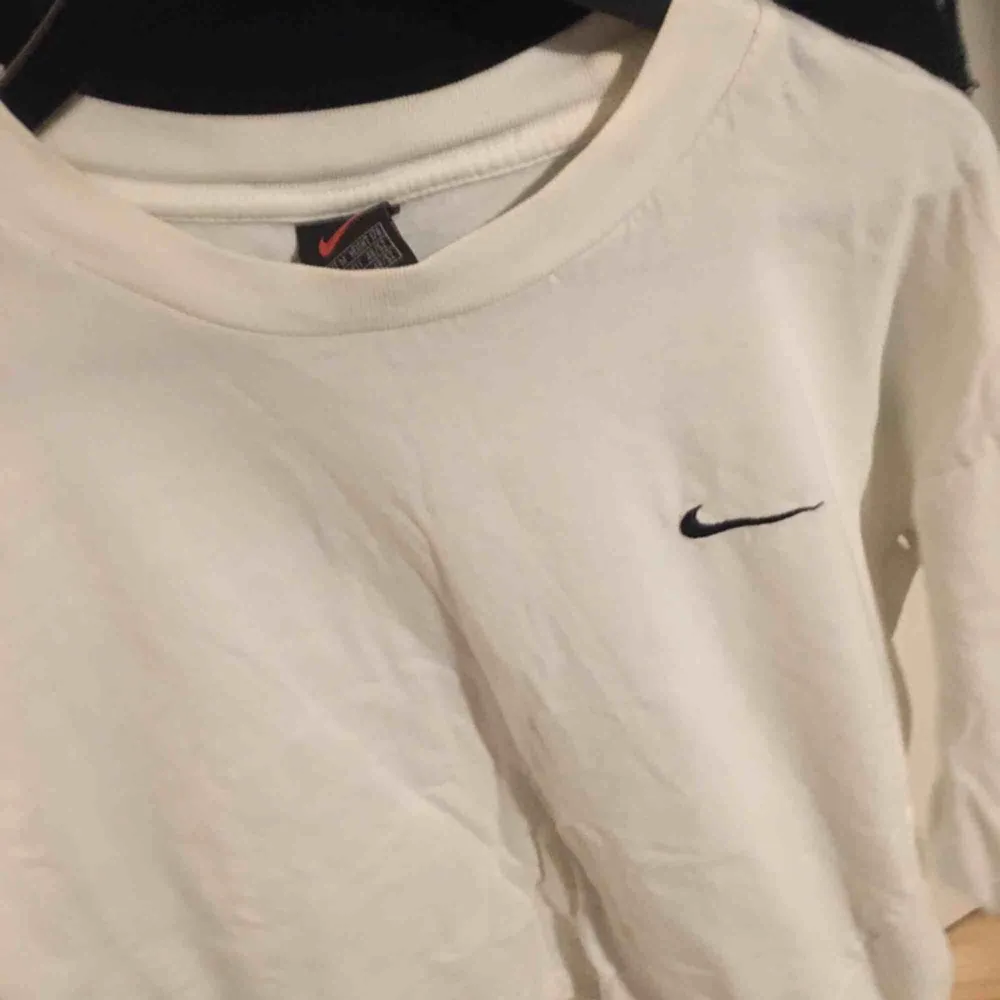 Nike tröja  Betalning sker via swish och köpare står för ev frakt . Tröjor & Koftor.