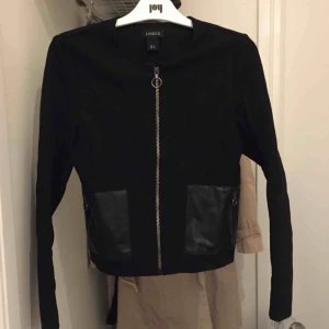  - Jacka från Lindex. Stl M. Stretchig. Top skick! Som ny 