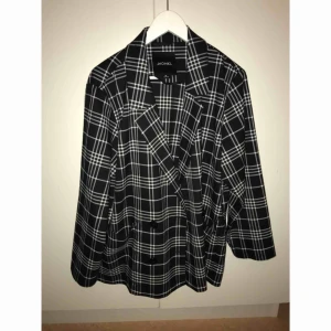  - Snygg rutig kavaj från monki, passar även mindre som oversize💕