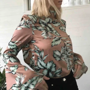  -  Blus med skitsnygg rygg och hög krage!! Frakt kan tillkomma 