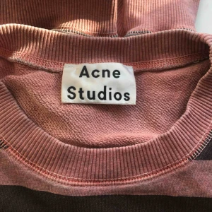  - Super snygg sweater från Acne. Väl använd och ganska så urtvättad, men väldigt snygg! Ska vara oversize och detta är storlek S. Passar mig bra som är M! Frakt tillkommer