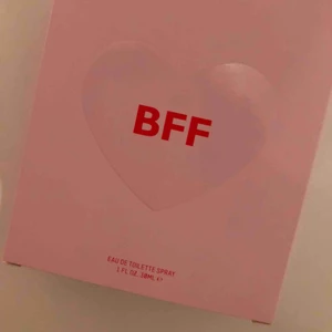  - Säljer min kimoji hearts kkw parfym! Ca 80% kvar om inte ännu mer, doftar supergott! Både fräscht och sött.