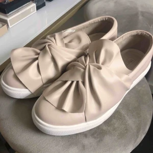  - Oanvända snygga sneakers i nude färg! 