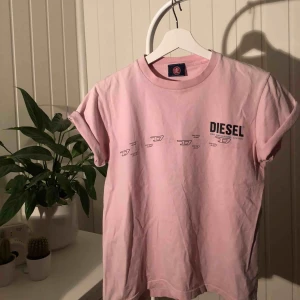  - Ljusrosa t-shirt från Diesel i strl M, men den är mer som en S! Passar en liten M, S och XS beroende på hur man vill att den ska sitta! Använd men i fint skick! 💕 Fraktkostnad: 36 kr 💕 